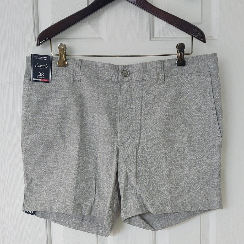 Roundtree & Yorke Pale Green with Shadow Palm Print Flat Front Shorts